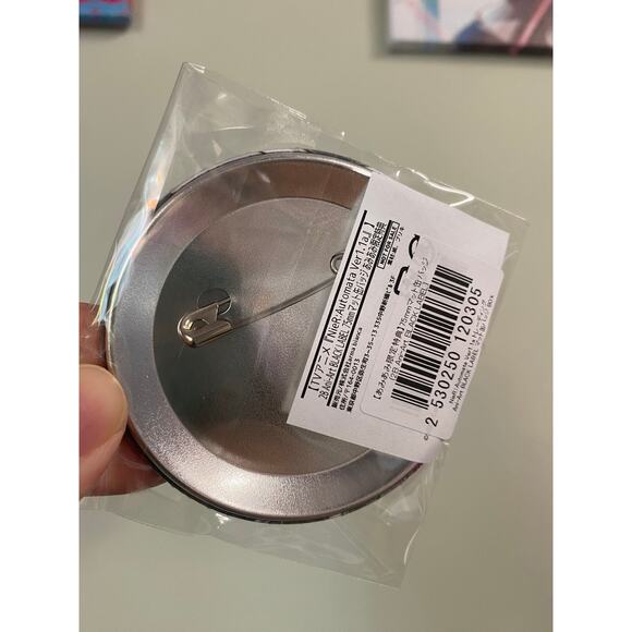 NieR: Automata 2b Large Tin Badge BONUS ITEM - Picture 2 of 3